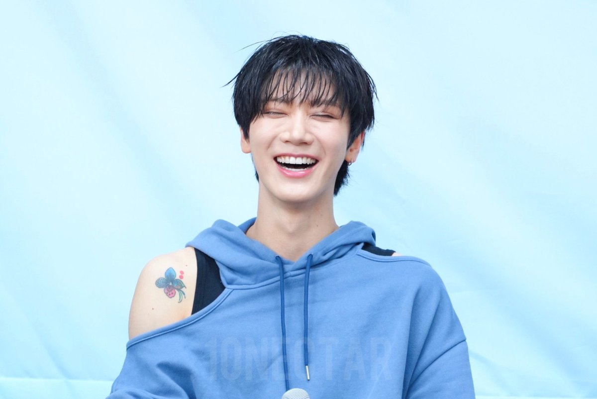 juistheju's tweet image. เสื้อฮู้ดจะโป๊ได้ไง

เตนล์ :