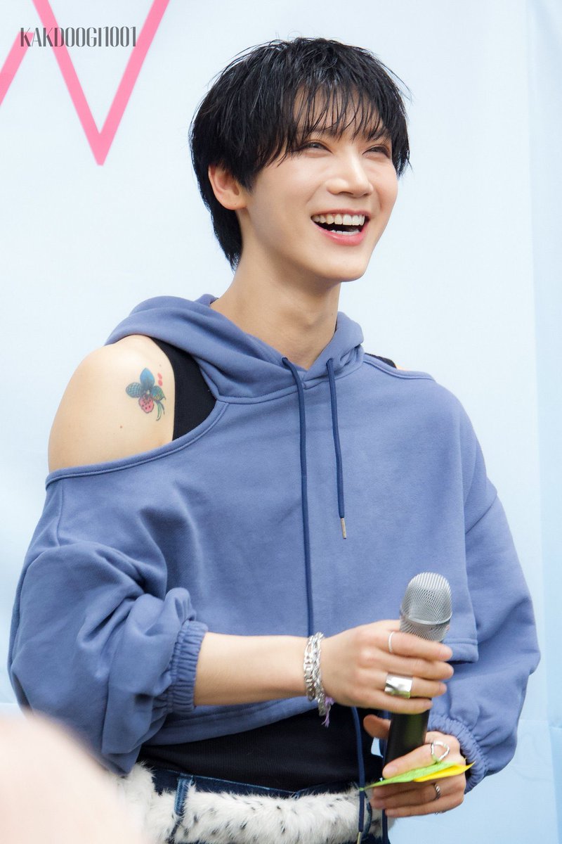 juistheju's tweet image. เสื้อฮู้ดจะโป๊ได้ไง

เตนล์ :