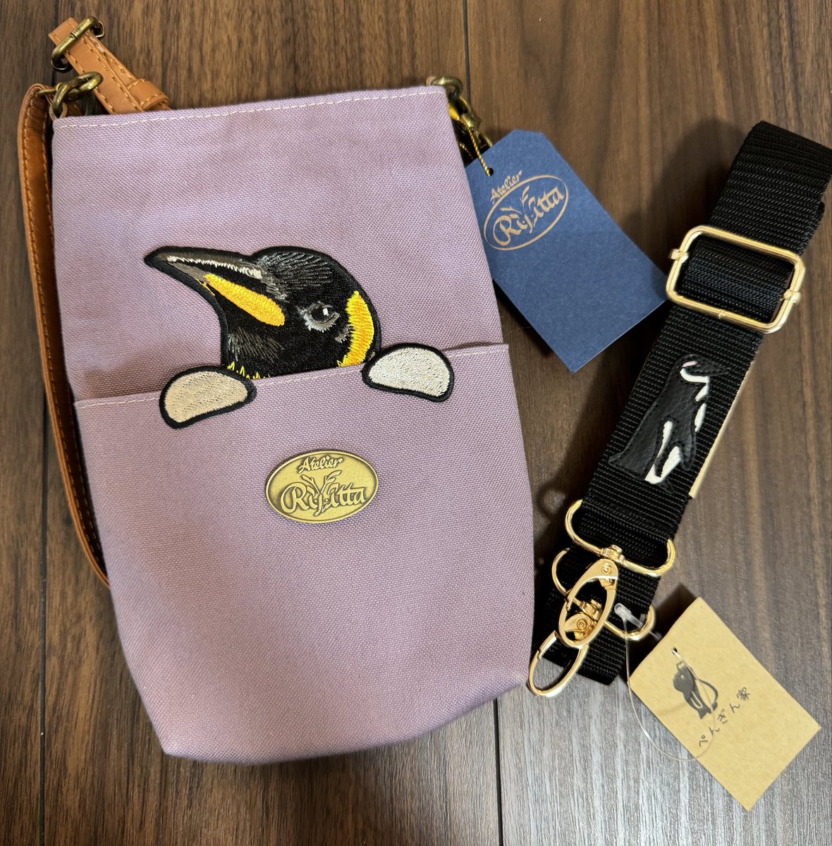 buuuuu46's tweet photo. @p_kaki9 @penguin_tama @nankyoku_post @suzunokishop @glacierconcorde @kaelkaban @_rijitta さん　1年越しのスマホポーチゲットでとっても嬉しい😭たくさん使います！
@penguinya_x  さん　実物見て買ってしまいました！開店と同時に全部無くなってました！ https://t.co/UZGSEf1GZa