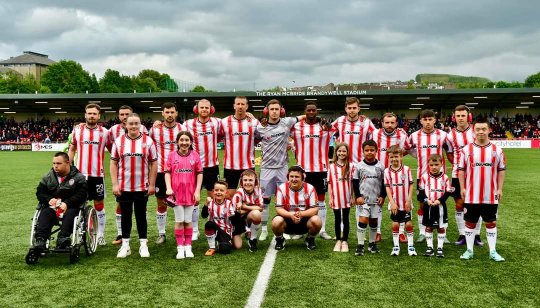 KarenPyne1's tweet photo. What a night!! Celebrating @derrycityfc Different Together project ❤️🤍 Best kids &amp; players ❤️🤍 @brianmaher00 @Mark5Connolly @ben_doherty16 you are a credit to the club 😀 https://t.co/6ClOZHpiUq