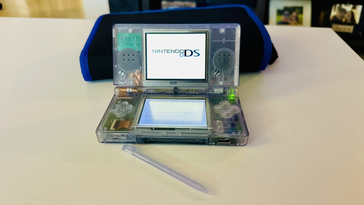 HolyBeefSupreme's tweet photo. Finally was able to re-shell a DS Lite, hit a lot of roadblocks on this one but it was worth it cause it turned out great!😍 Side note, re-soldering F1 fuses are a pain! You definitely need a steady hand. #retromodding #dslite #nintendo https://t.co/IZubXsRqn9