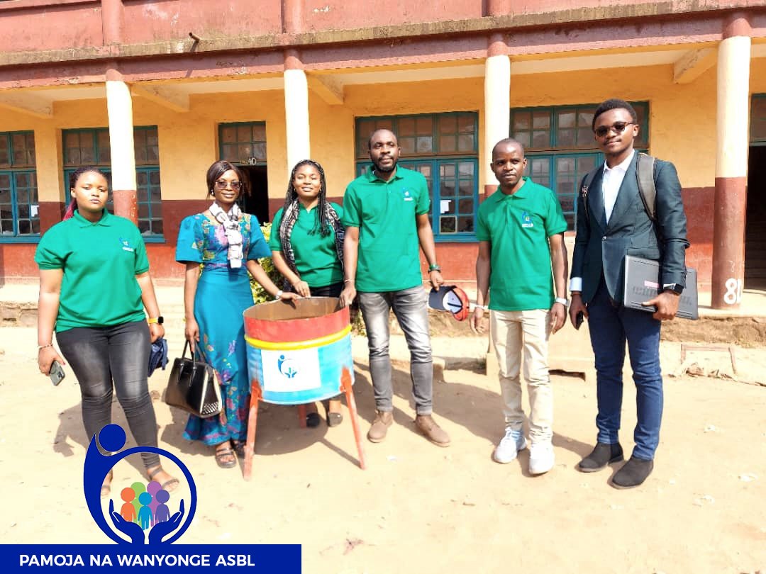 AsblPawa7239's tweet photo. Les élèves de l'Institut #Kasali de #Bukavu ont été sensibilisés sur l'#environnement.

La plantation de quelques plantules 🌴et installation de bacs à ordures 🚮 dans l'enclos de l'école ont suivi, afin de favoriser un #environnement sain au sein de cet espace educatif. https://t.co/y3LpncGQta