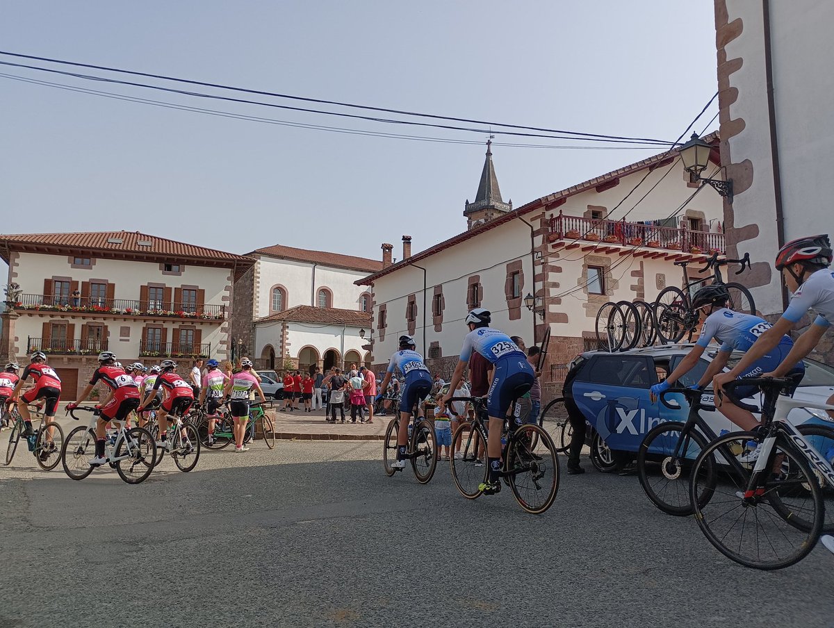 martin__early's tweet photo. Estamos en #Lecaroz esta matinal de sábado  8-6-2024 en la "BAZTANDARRA KADETE I. SARIA"🚴 para echar una mano con el vídeo resumen de @Txirrindulariak.

Ibildidea zirkuitu ederrean, 11:00etatik. https://t.co/sFz873RHzG
