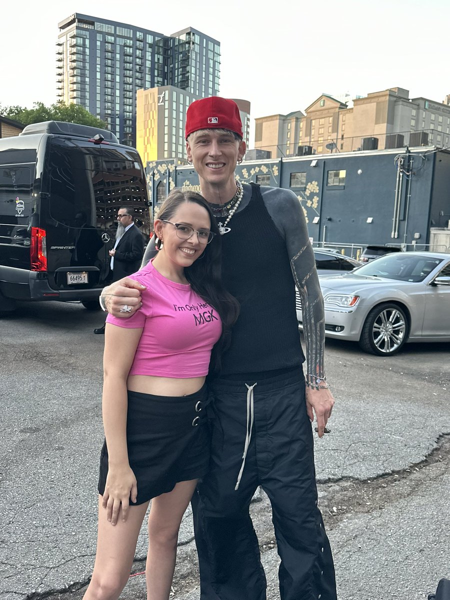 SydnieBeeman's tweet photo. I’m coming back don’t let me go 💕 @machinegunkelly https://t.co/KOpmOGvEdV