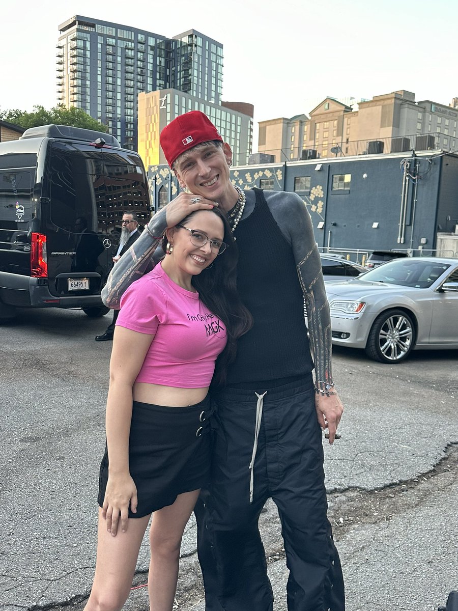 SydnieBeeman's tweet photo. I’m coming back don’t let me go 💕 @machinegunkelly https://t.co/KOpmOGvEdV