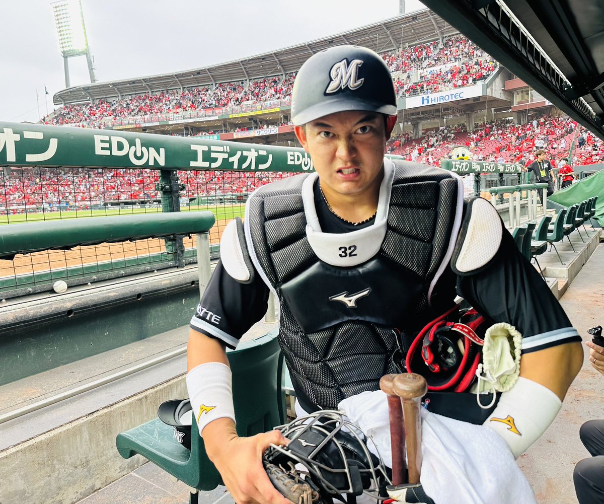 chibalotte_pr's tweet photo. 打っては3安打猛打賞！ 守備でも4人の投手陣を1失点と丁寧なリードで、チームを勝利に導いたトシくん！いい顔してます！ 明日も勝ってカード勝ち越しを決めましょう！
#chibalotte #広報 #佐藤都志也 https://t.co/mFPqbOIkGl