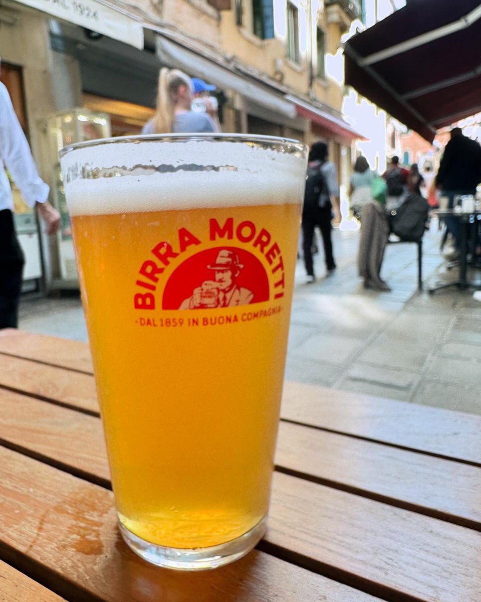 gummibierchen's tweet photo. #Bierfrühstück im #verdebistrovenezia mit dem #LaBianca #wheatbeer von @BirraMorettiUK🍺#morningbeer #morgenbier #birramoretti #bierliebe #bierdurst #bierdestages #bierlaune #bierzeit #biertest #feierabendbier #beerporn #beerlife #bierlust #bierglück #beerinvenice #beerinitaly https://t.co/QMg5yu6E5y