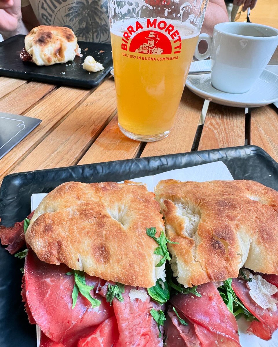 gummibierchen's tweet photo. #Bierfrühstück im #verdebistrovenezia mit dem #LaBianca #wheatbeer von @BirraMorettiUK🍺#morningbeer #morgenbier #birramoretti #bierliebe #bierdurst #bierdestages #bierlaune #bierzeit #biertest #feierabendbier #beerporn #beerlife #bierlust #bierglück #beerinvenice #beerinitaly https://t.co/QMg5yu6E5y