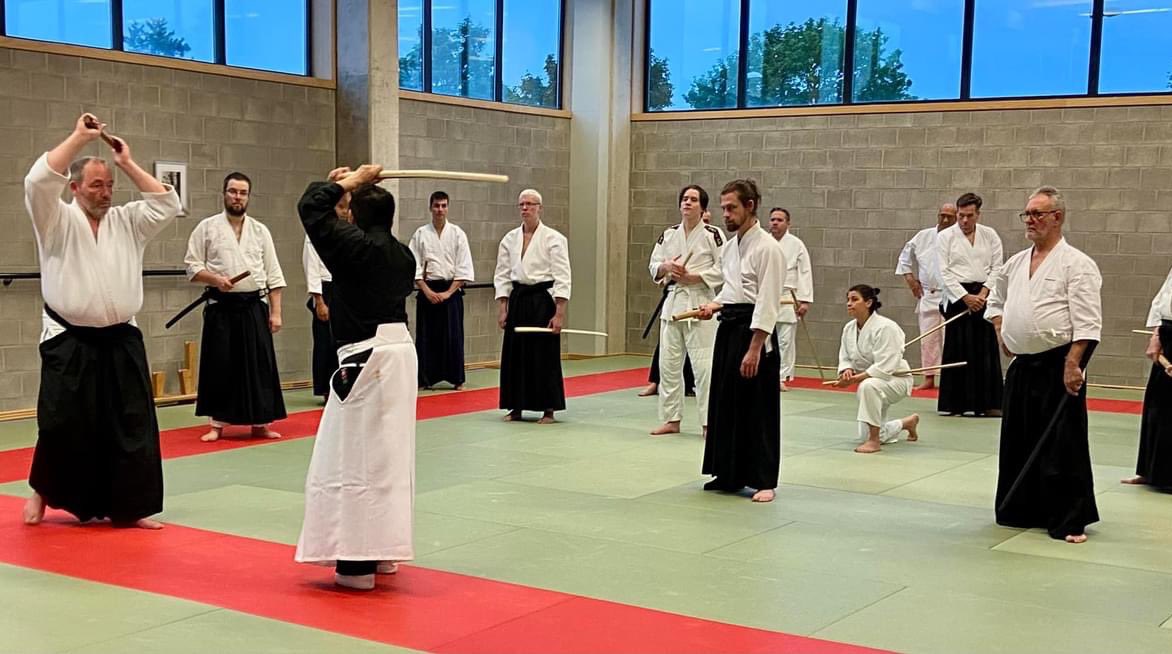 o_getsuryu's tweet photo. 松木史雄師範による「MITSURUGI sword seminar 2024」オランダ・ベルギーツアーオランダ・ベルギーでの最後のクラスのレッスン風景です✨白熱している空気感が伝わってきます!!
#桜月流 #松木史雄 #ソードセミナー
#ogetsu #sword https://t.co/DwOVxVCjDe