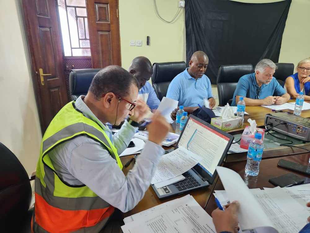 AmbroseJames12's tweet photo. Getting things done!!

Field monitoring of the 14Km Makoloh Junction to Mabang Bridge road works.
Works commenced in January 2024, and there has been considerable progress GOSL🇸🇱- EU🇪🇺development cooperation for the benefit of Sierra Leone. https://t.co/mvKTAgW6MD