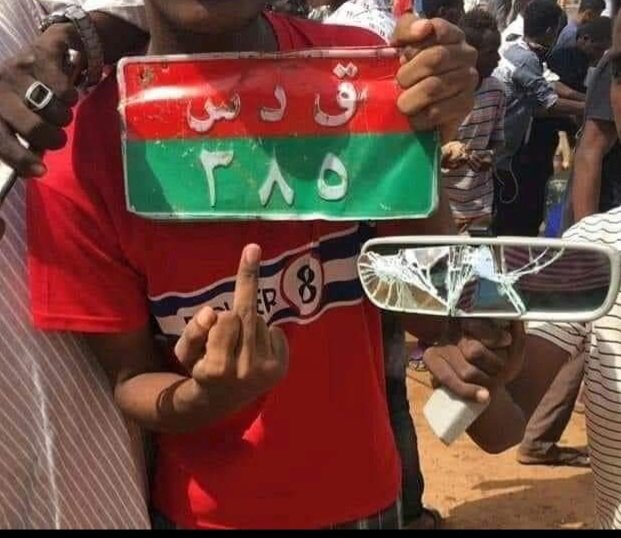 و نفسه للبشير التي صنعهم و باقي حثالتة  ..
و للبرهان التي قال من رحم القوات المسلحة و قوة نظامية  ..
لكل من لا يتحدث عن جرائمهم  ...
#العسكر_للثكنات_و_الجنجويد_ينحل