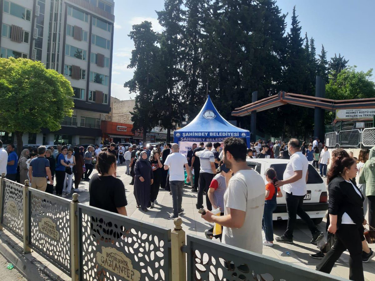 mtahmazoglu's tweet photo. Sınava girecek adaylarımıza ve ailelerine su ikramında bulunuyoruz.

Geleceğimizin teminatı olan gençlerimizin  heyecanlarınla ortak olarak sınavlarında başarılar diledik.

 #yks2024 https://t.co/r5LXP1Zxw0