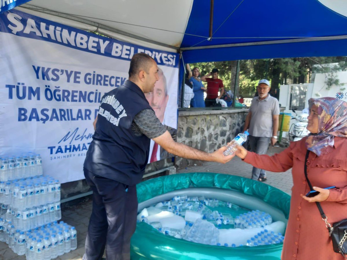 mtahmazoglu's tweet photo. Sınava girecek adaylarımıza ve ailelerine su ikramında bulunuyoruz.

Geleceğimizin teminatı olan gençlerimizin  heyecanlarınla ortak olarak sınavlarında başarılar diledik.

 #yks2024 https://t.co/r5LXP1Zxw0