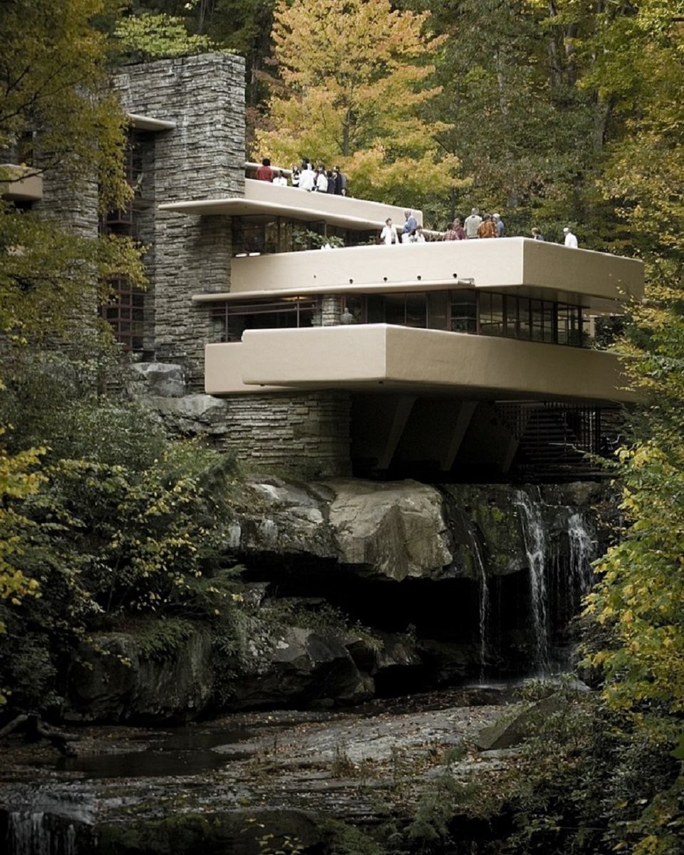 HistoriaeBlog's tweet image. Tal día como hoy de 1867 nacía Frank Lloyd Wright, uno de los arquitectos más importantes del siglo XX, autor de obras maestras como esta &quot;Casa de la Cascada&quot;.

#franklloydwright #lloydwright #casadelacascada #fallingwater #historiadelarte #arquitectura #historiae