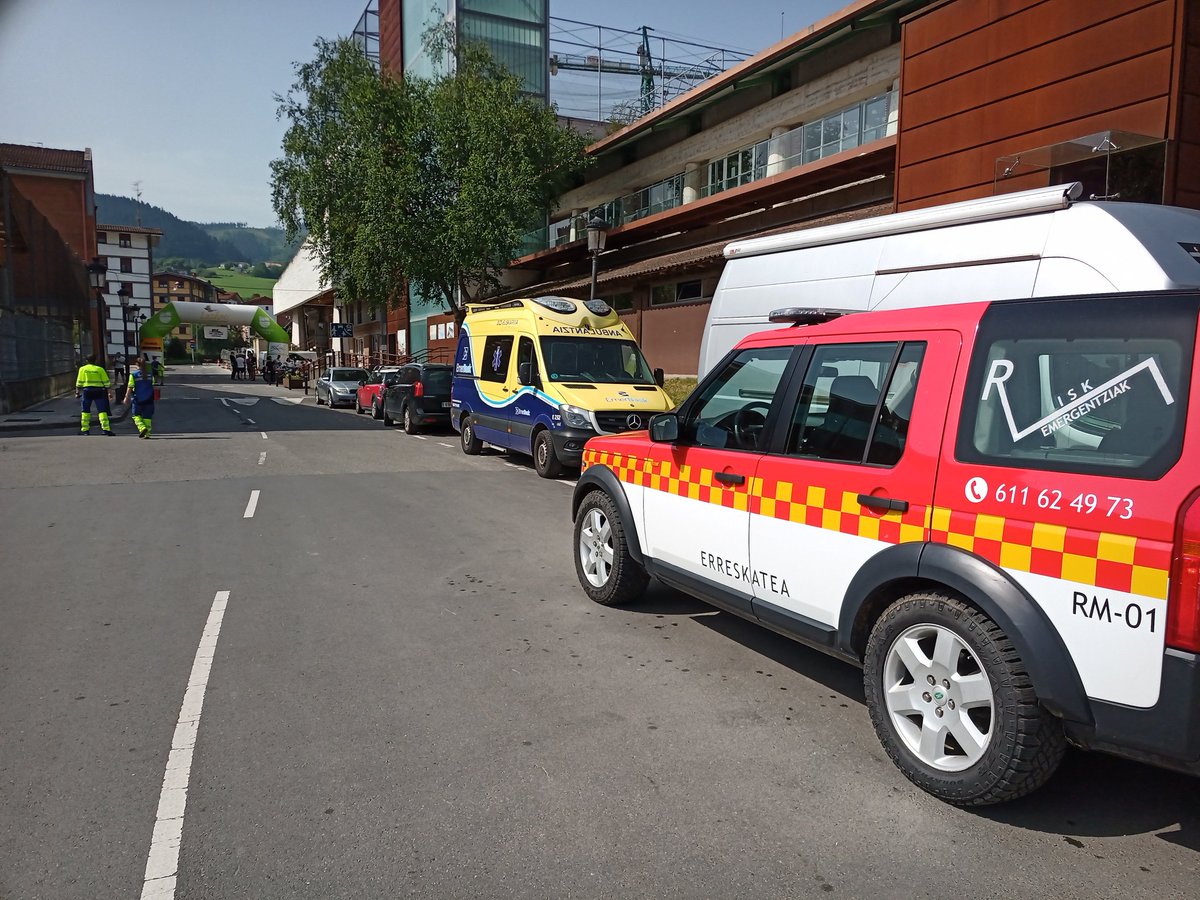 Estamos en #Lazkao junto con #Emerbask ofreciendo cobertura sanitaria en la Triatlon infantil que se celebra.
/
Lazkaon gaude Emerbaskekin, bertan ospatzen den Triatloi Txikiaren osasun artapena ematen.
#RiskEmergentziak