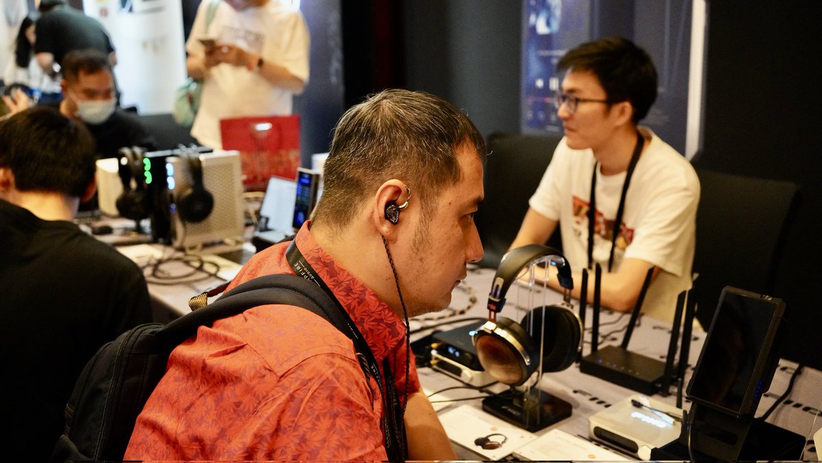 FIIO_official's tweet photo. Canjam Shanghai, Day 1!
Many customers touch and test the 10 Knowles BA design IEMs FA19 today.
#canjamshanghai #FA19 #fiio https://t.co/0SlYJmkj0H
