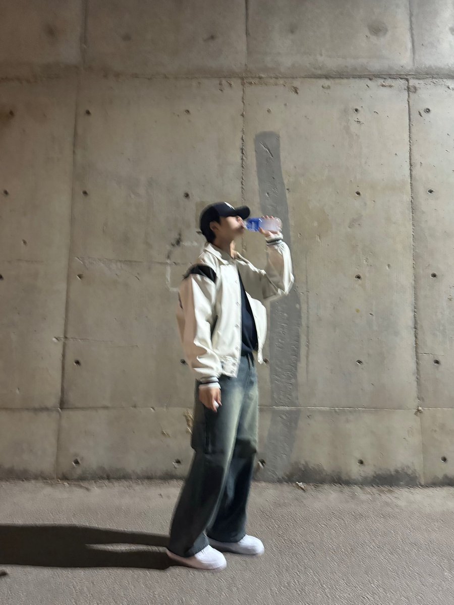 thewind_twt's tweet photo. [#안찬원] 위즈~ 밤 산책 같이 할래용?ㅡ?🖤✨ https://t.co/Ib8JIBq7X5