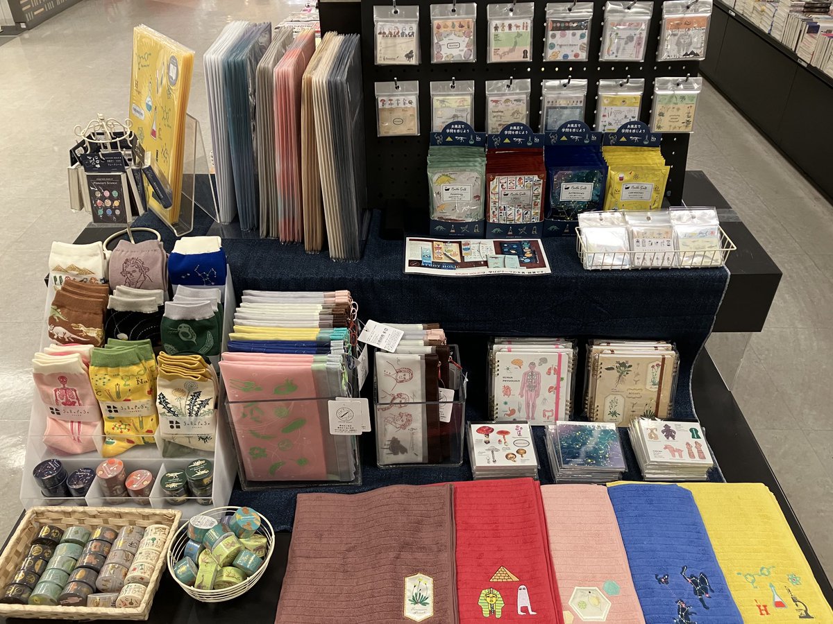 yurindo_totsuka's tweet photo. 「学び」をテーマに、知る楽しさをさそうアイテムを取り揃えました。学ぶことがちょっと楽しくなります。
#スタディホリック
#STUDYHOLIC
#学ぶ #知る #好奇心 https://t.co/dkVZ4DIrcM