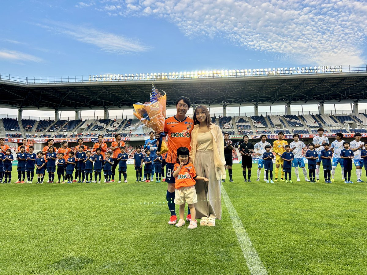 NAGANO_PARCEIRO's tweet photo. 🟠MATCH DAY!!｜vs YS横浜18:00

6/1 大宮戦にてJリーグ通算300試合出場を達成した #近藤貴司 選手の記念セレモニー💐

近藤選手、おめでとうございます🏃㊗️
#acnp #パルセイロ
#PRIDEOFNAGANO https://t.co/yIK8r9bSfq