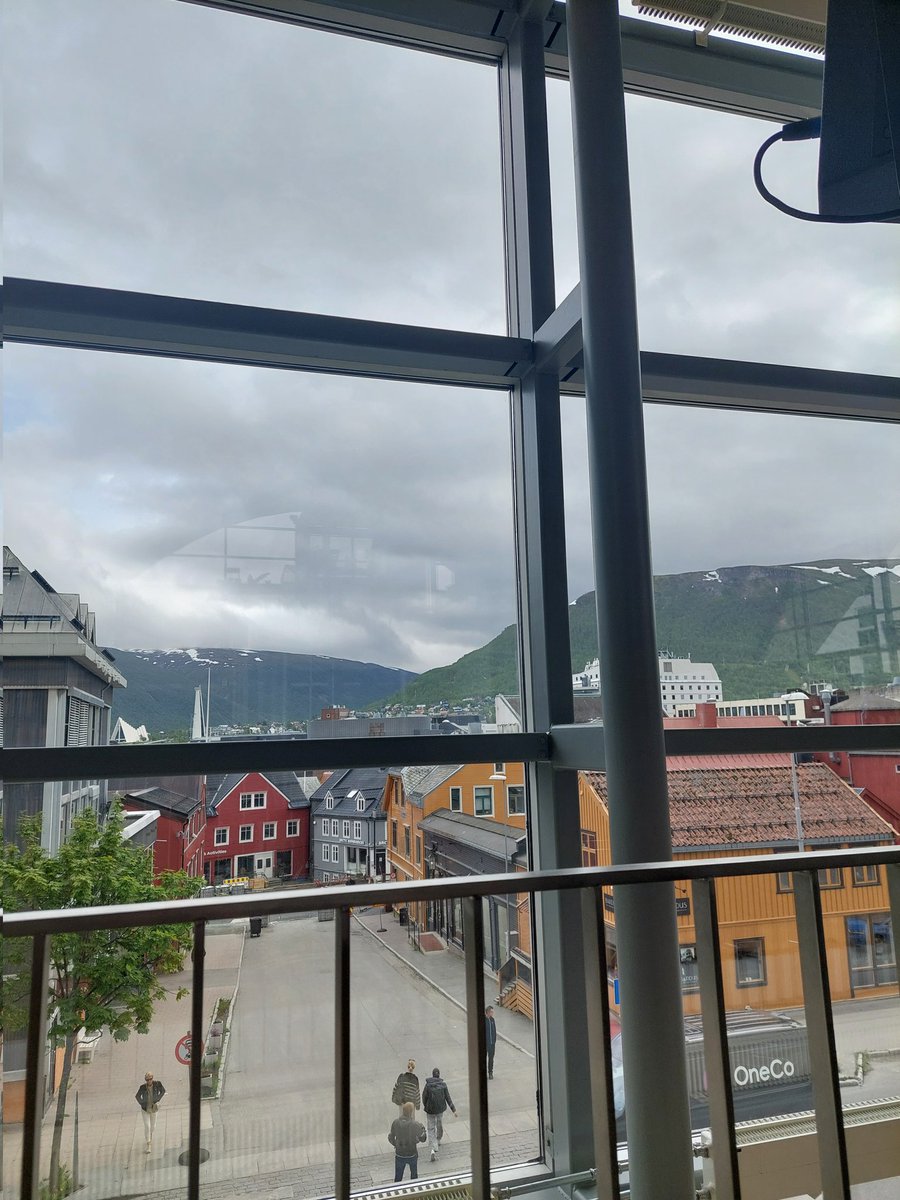 HoitolaLeena's tweet photo. Perjantaina pankissa ja kirjastossa. Ihana kirjasto, hyvä rauhallinen tunnelma, kaikille avoin paikka. Löysin kirjan pojan ja äidin suhteesta, koskettava kertomus vanhuudesta. Meri ja vuoret ympäröi tätä pientä kaupunkia. #tromssa #meri #vuoret #vanhuus https://t.co/RG7ig7i5KQ