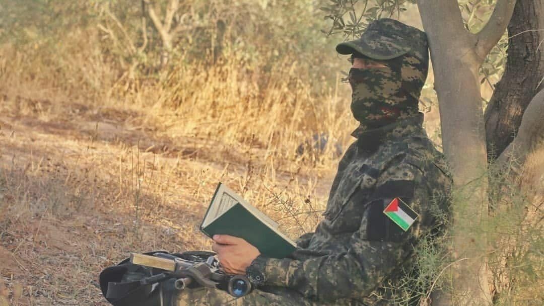 GlobeEyeNews's tweet photo. A Hamas soldier was seen reading the Holy Quran. https://t.co/kzfWevjTqj