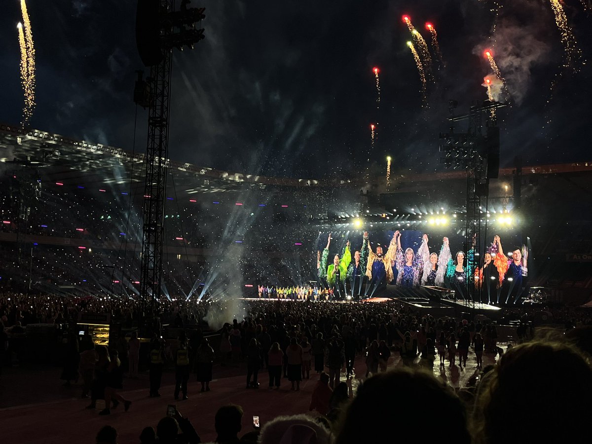This night was ✨SPARKLING ✨ <a href="/taylorswift13/">Taylor Swift</a> <a href="/taylornation13/">Taylor Nation</a> #EdinburghTStheErasTour