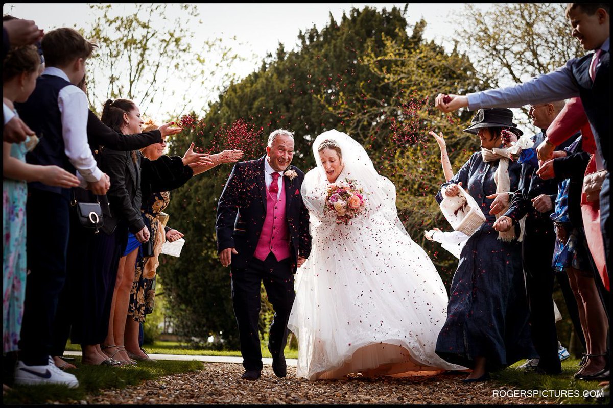 Confetti run at Hannah and John’s Spring wedding at Jesus College, Cambridge
rogerspictures.com/spring-wedding… 

Venue - <a href="/JesusCollegeCam/">Jesus College</a>