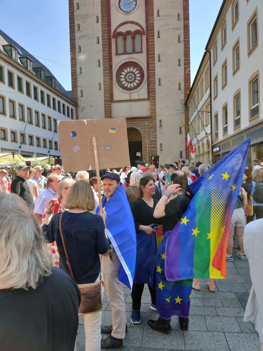 Dr_BaeM's tweet photo. Demo gegen Rechts.
Jetzt vorm Dom in #Würzburg
>>>> Kommt vorbei<<<<
@wuerzburg_de 

@PulseofEurope Würzburg natürlich auch dabei. https://t.co/YKYBd3QqLc