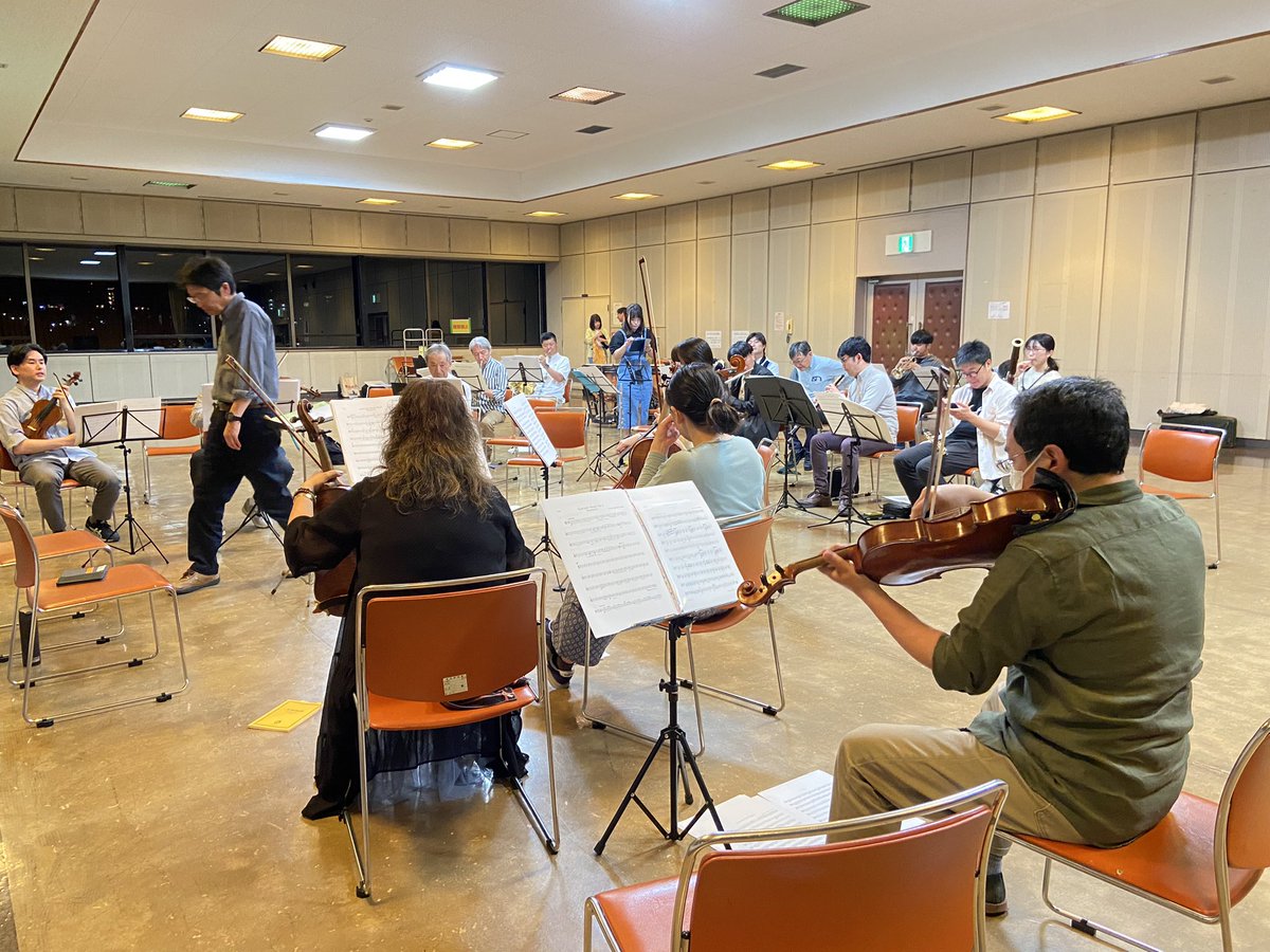 5月25日は旭ヶ丘市民センターにて
練習を行いました〜！！

次回演奏会で演奏予定の3曲を初合奏しました🙆‍♀️

特に、シューベルトの交響曲5番は
2時間かけてじっくりと表現のニュアンスやフレーズ感を確認するなど、丁寧な練習ができました！！