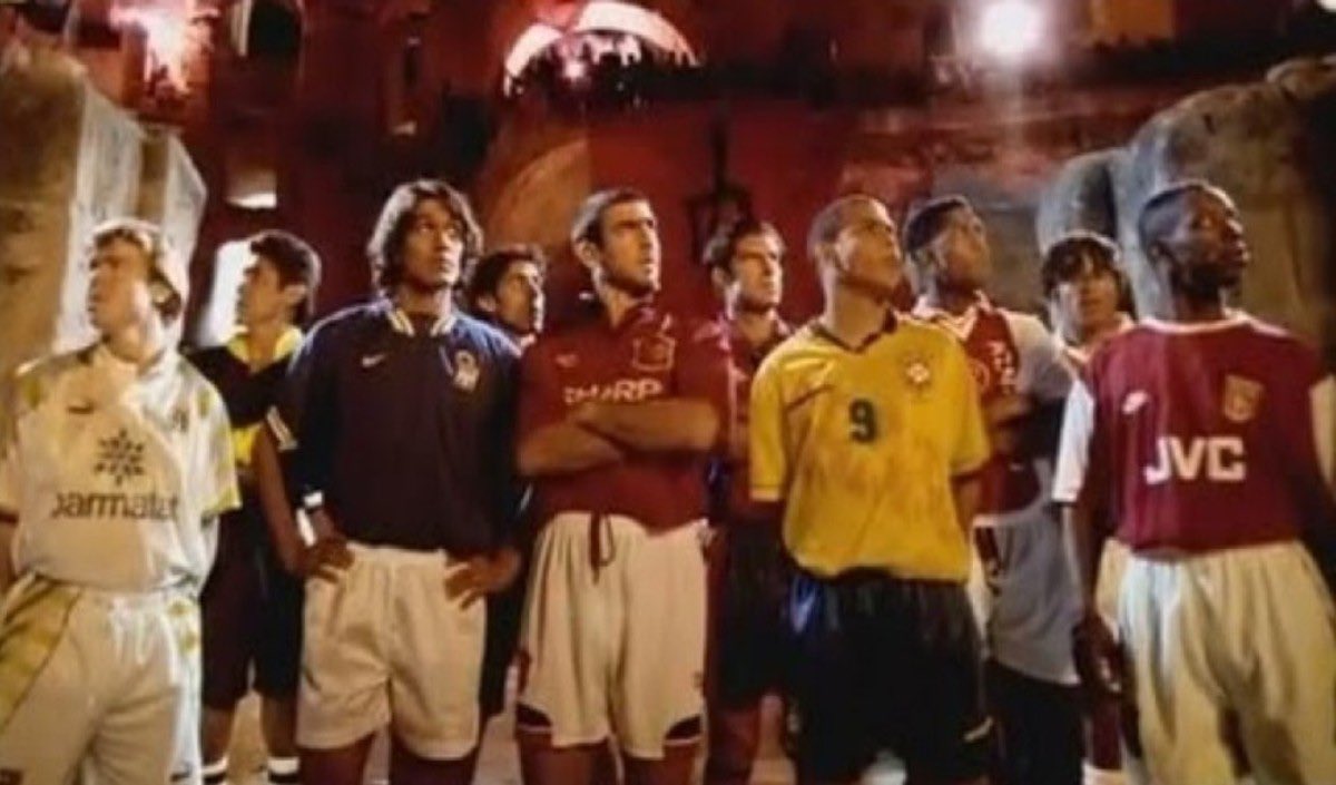 ¿Quién no se acuerda de LA JAULA, de las TOTAL 90, de CANTONA reventando a un diablo o de BECKHAM en el viejo Oeste tirándole un penalti a CASILLAS? 

Os traigo un hilo con 𝐋𝐎𝐒 𝐌𝐄𝐉𝐎𝐑𝐄𝐒 𝐀𝐍𝐔𝐍𝐂𝐈𝐎𝐒 𝐃𝐄 𝐋𝐀 𝐇𝐈𝐒𝐓𝐎𝐑𝐈𝐀

Disfrutad 👇🏼