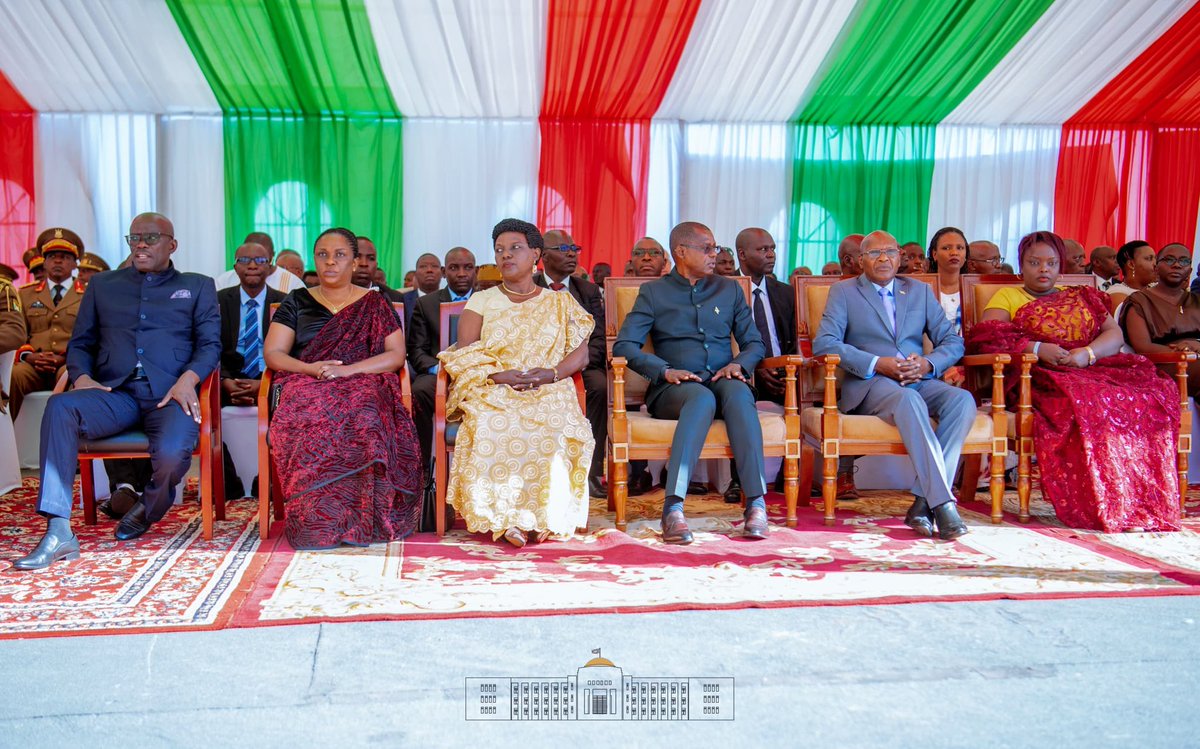 NtareHouse's tweet photo. Entouré par la Famille de feu Président #Pierre_NKURUNZIZA, les Hauts Cadres et les Diplomates; le Couple Présidentiel rehausse les cérémonies  de commémoration de la mort du Guide Suprême du Patriotisme, marquées par le dépôt de gerbes de fleurs au Mausolée de feu @pnkurunziza https://t.co/AabdytixJS