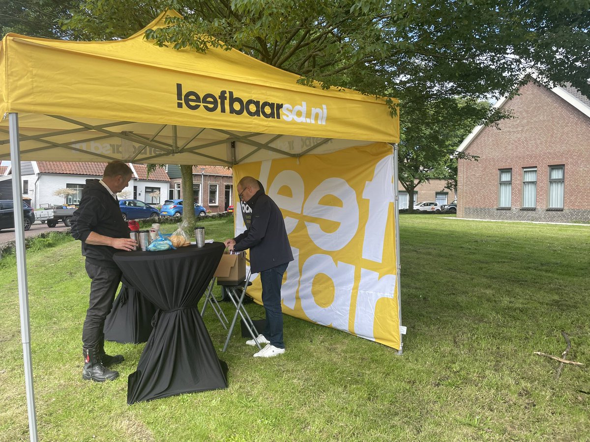 LeefbaarSD's tweet photo. De @LeefbaarSD tent staat tot 12 uur op de Ring in #kerkwerve. @ronbrink61 @roykloplsd @LaurenceHaack gaan graag met de inwoners in gesprek over #wonen en alle andere onderwerpen die spelen in het dorp. Kom je ook? #streekholder https://t.co/Vr3r3QYCAf