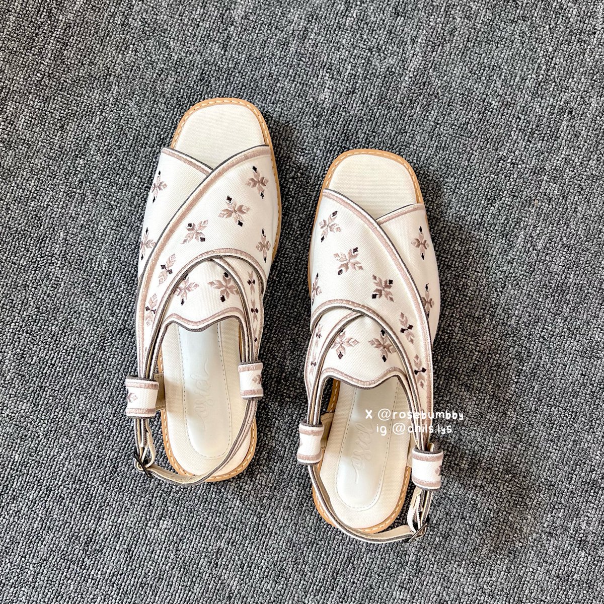 rosebumbby's tweet photo. nemu sandal casual super cakep bgt🤩🤍

sukaa bangettt, modelnya estetik, bordirannya cantik, bahannya juga tebal, cocok buat dipake hangout💗💗 https://t.co/azwqQRWXVk
