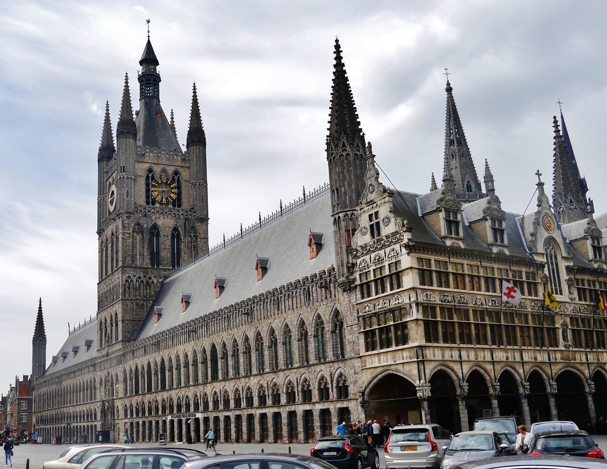 dutchbuildings's tweet image. The "Lakenhalle" (Cloth Hall) located in #Ypres (West-Vlaanderen), is one of Europe's largest gothic-style civic buildings. Originally built between 1230 and 1304, it served as a cloth market. The 70-meter belfry was added around 1250. The hall was destroyed during WWI but was
