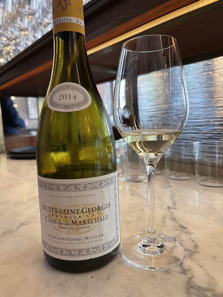 Yesterday lunch time At Caractère was all about top class #burgundy.
This over performing 1er Cru “Clos de la Maréchale (Monopole).
The history of the Domaine begins in the 1880s with Frédéric Mugnier's great-great-grandfather, Francois, who went by the name of Frédéric.