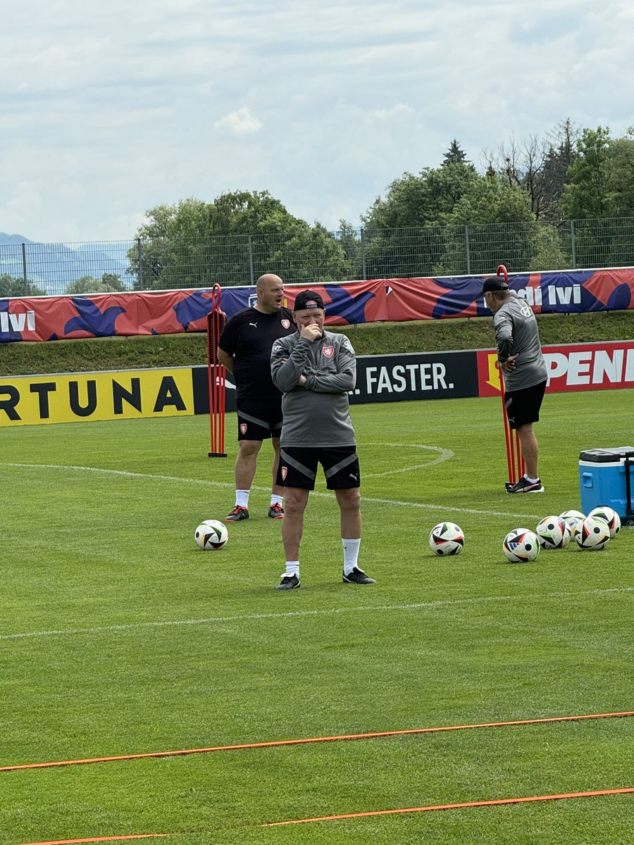 ReinisDominik's tweet photo. Hlavní trenér @ceskarepre_cz Ivan Hašek přihlíží dovednostní hře. 😎

@LivesportCZ https://t.co/Q3TbZuhBi1
