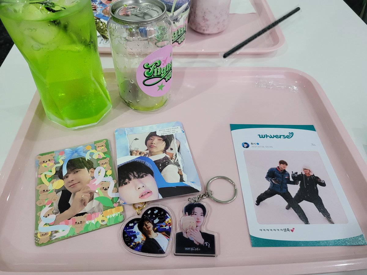 출근 이슈로 논알콜 칵테일로 시키고 받은 특전들! 귀엽잖아~ 특전들도 너무 예쁘당ㅎㅎ

#도망치자_원홋_둘이서_so_far
#원홋러도_제게_표현해주세용🥰
#flight605