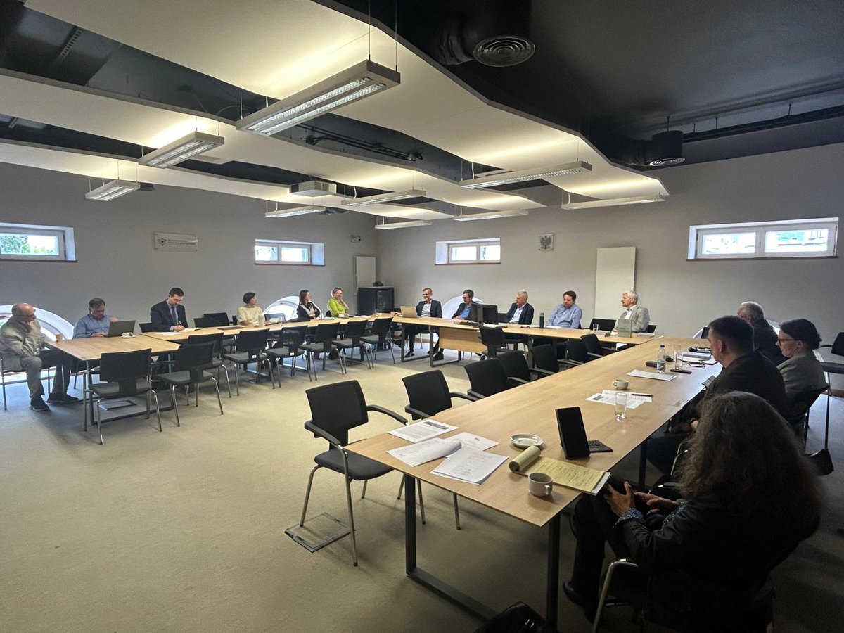 StowStudStrateg's tweet photo. Wczoraj odbyła się doroczna konf. naszego stowarzyszenia z 3 panelami poświęconymi wojnie rosyj.-ukr., sytuacji w regionie Indo-Pacyfiku oraz militaryzacji niewojskowych wymiarów bezp.(ten ostatni w cieniu śmierci polskiego żołnierza). Szczegółowy program: https://t.co/F4YqvWtQiL https://t.co/WS32XEyU5z