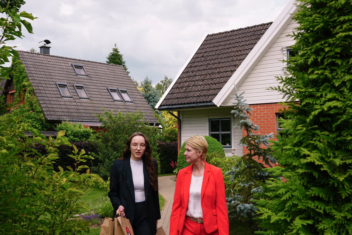 SPDMV's tweet photo. Marie Meißner ist unsere Bürgermeisterkandidatin in #Weitenhagen bei Greifswald. ✌️
Am Donnerstag ist sie gemeinsam mit @ManuelaSchwesig von Tür zu Tür gegangen, um nochmal auf sich, ihre Themen und den wichtigen Termin am Sonntag hinzuweisen: am 9.6. heißt es #wählen gehen. ❤️ https://t.co/fV6WNshw2y