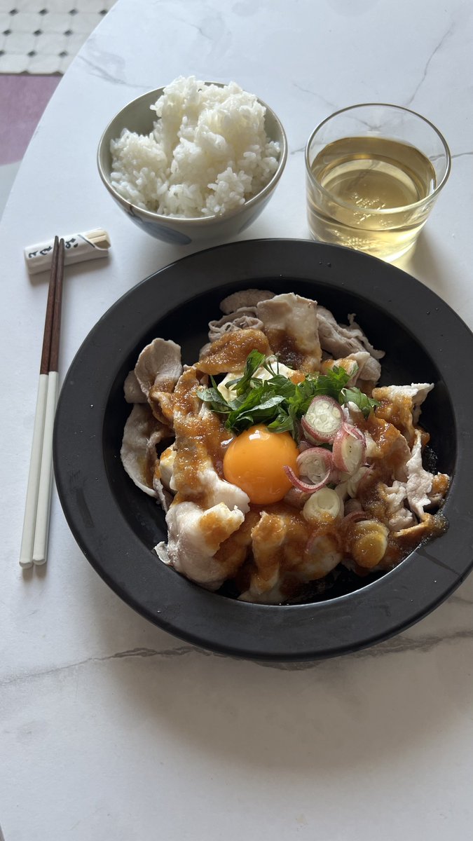 w10510397's tweet photo. 豆腐、豚しゃぶにおろし醤油かけるだけー！
キッコーマンのこれさっぱりなのに米あほ進む https://t.co/9jdHu0oh2B