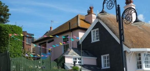 TheHolidayCots's tweet photo. Cliff Cottage is the quintessential seafront getaway in Lyme Regis, boasting breathtaking views of Lyme Bay and the iconic Cobb.
🛏️ Sleeps 1-4
https://t.co/hKnIOOXJ3e
#CliffCottage #LymeRegis #FamilyFriendly #JurassicCoast #Seaside #Coast #Sea #Beach #TheCobb #BBQ https://t.co/bgvJEy2ith