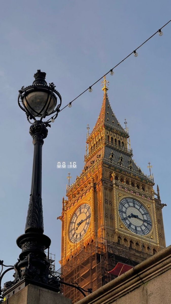 Утро начиналось.