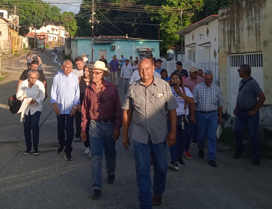 adroscioresist's tweet photo. Contacto directo en el sector "La Morera" de San Juan de los Morros llevando el mensaje de esperanza y orientando el voto por @EdmundoGU https://t.co/cC6MShenpF