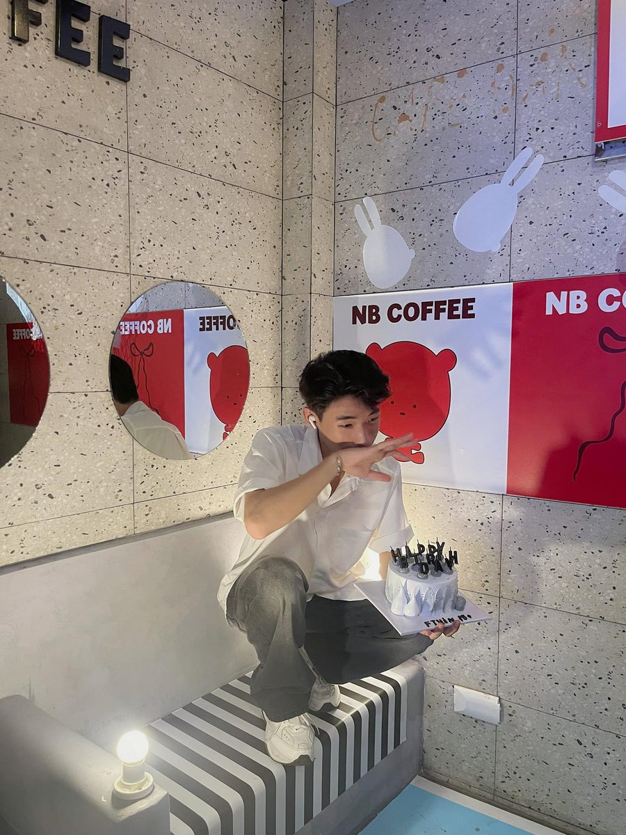 thinnfunn's tweet photo. Nhân dịp tròn 🔞 tuổi thì chồng sẽ tặng hình nude cho các vợ cmt bài này nhooo😘 https://t.co/qj4SuWuH8e