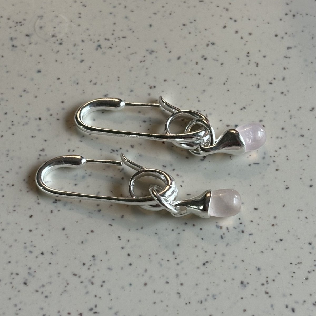 fhaarraariiii's tweet photo. ต่างหูคู่โปรดที่หยิบไปใส่วันแต่งงาน ดีไซน์สวยมาก mormormor + Love Potion Earring คือชอบมากกก ดีเทลเอย ดีไซน์เอยคือสวยถูกจริตสุดๆ เป็นทรงเข็มกลัดที่ถอดจี้ออกได้ด้วย ใส่ได้ 2 แบบ น้องเป็น silver ไม่แพ้ไม่คัน สวย 1000/10 🌟 https://t.co/eESHkWEIB5