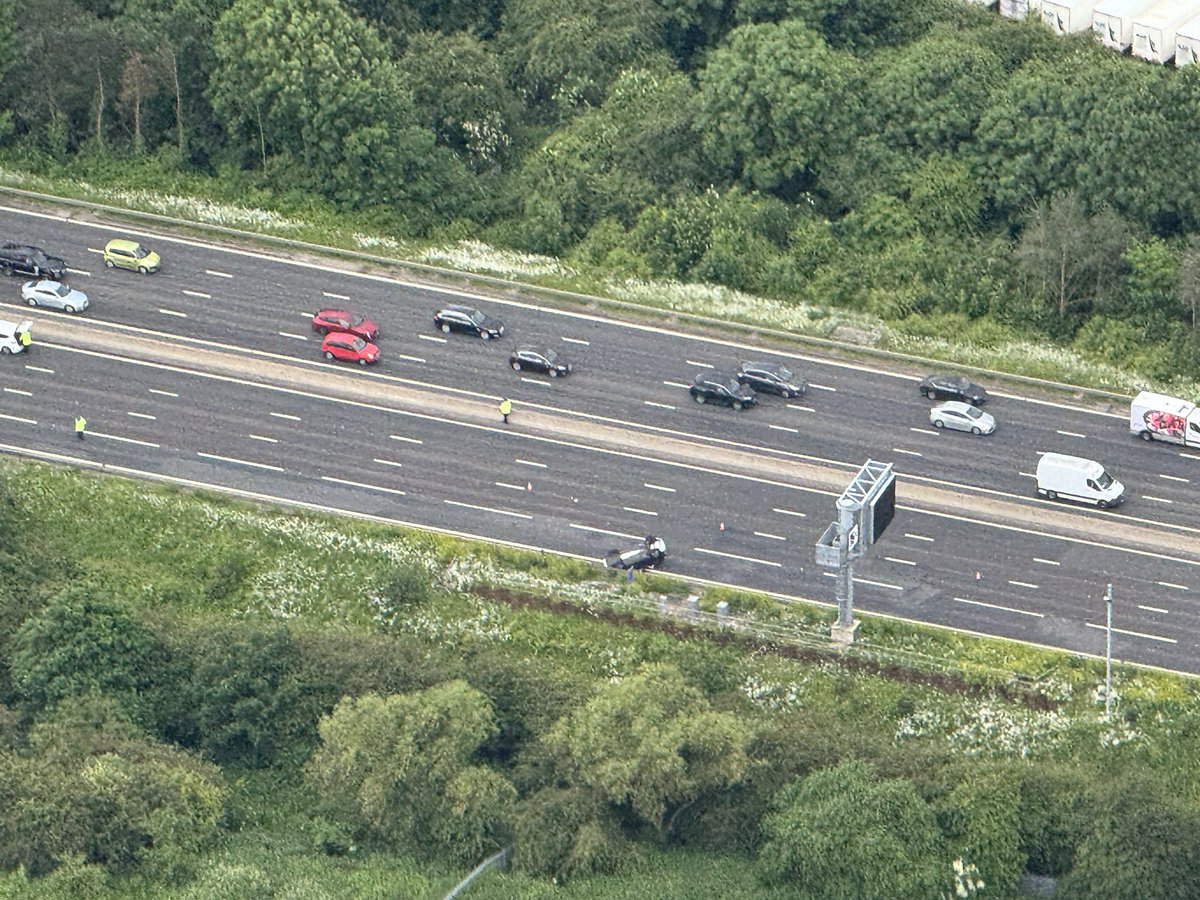 HighLevelPhoto's tweet photo. #M6 motorway near Jcn 3 Coventry eastbound accident. Overturned car https://t.co/7qnhZQ0aVF