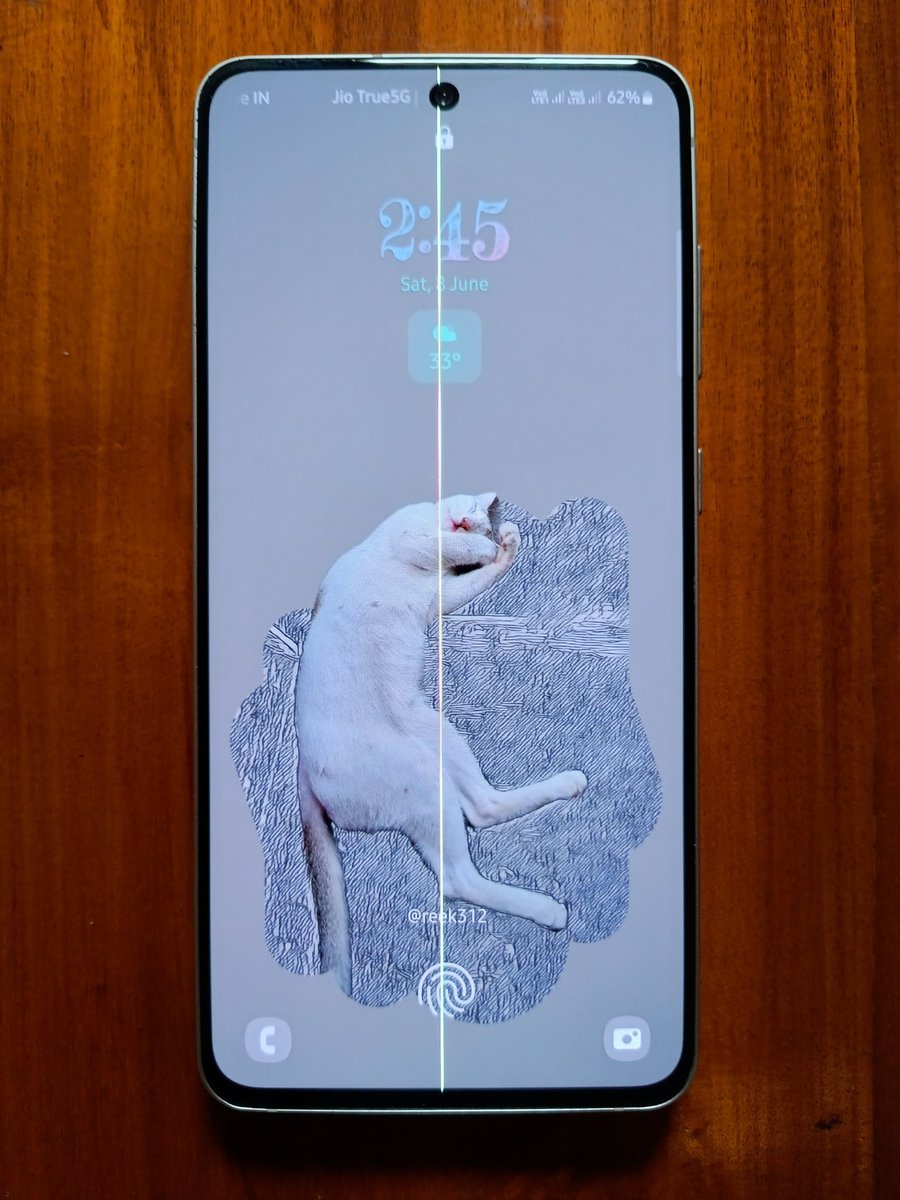 reek312's tweet photo. After updating my Galaxy S21 FE 2 days ago suddenly this line(a white light) appeared on my screen out of nowhere. The service centre is charging 10k for the screen replacement. Why FE phones are excluded from free display replacement for green light problem?!? Help Me!!!

#s21fe https://t.co/pRErnveFVR