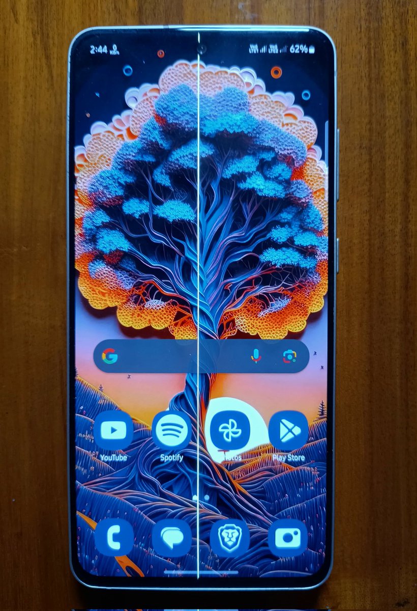 reek312's tweet photo. After updating my Galaxy S21 FE 2 days ago suddenly this line(a white light) appeared on my screen out of nowhere. The service centre is charging 10k for the screen replacement. Why FE phones are excluded from free display replacement for green light problem?!? Help Me!!!

#s21fe https://t.co/pRErnveFVR