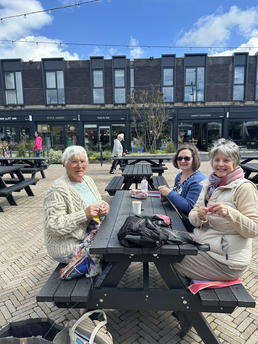 This has made me so very happy seeing this wonderful ladies in Stanley Square #saletown 

It’s knit in Public day 🧶
@beemoorWI 💙