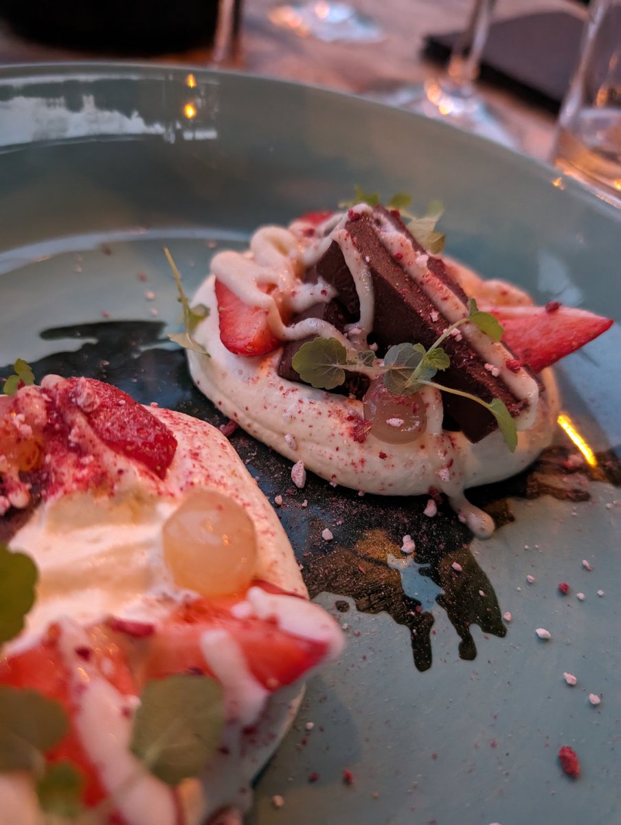 DeVisKar's tweet photo. Er kan al eens een mes in het water belanden 🙃 maar the food was good! #dotl https://t.co/0pZLRZnAB9
